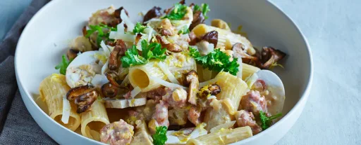 Pasta con setas y salchicha