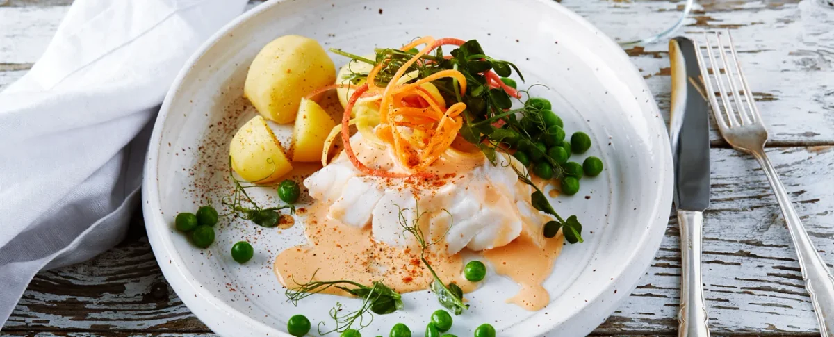 Kabeljau mit Karottensauce, gedrehten Karotten, Erbsen und Kartoffeln