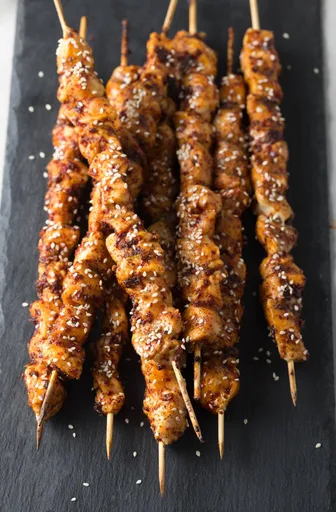Brochetas de pollo coreanas