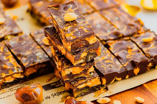Barritas de dátiles, cacahuetes y chocolate (sin cocción)