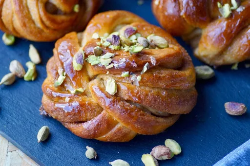Brioche sueco de cardamomo y pistachos