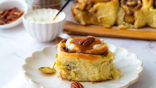 Cinnamon rolls brioche roulée aux pommes et caramel