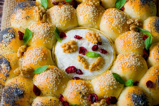 Corona de panecillos y camembert al horno