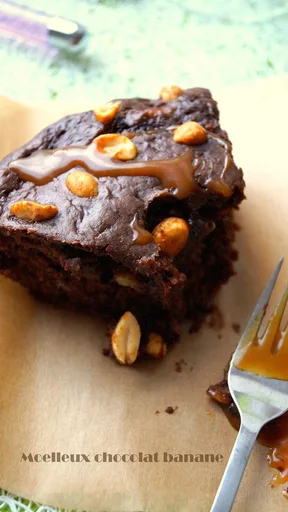 Bizcocho tierno de chocolate y plátano sin mantequilla