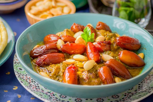 Tajín de cordero con dátiles y almendras