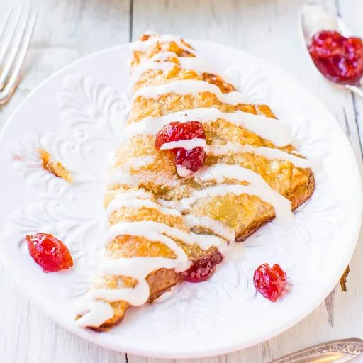 Napolitanas de hojaldre rellenas de cereza