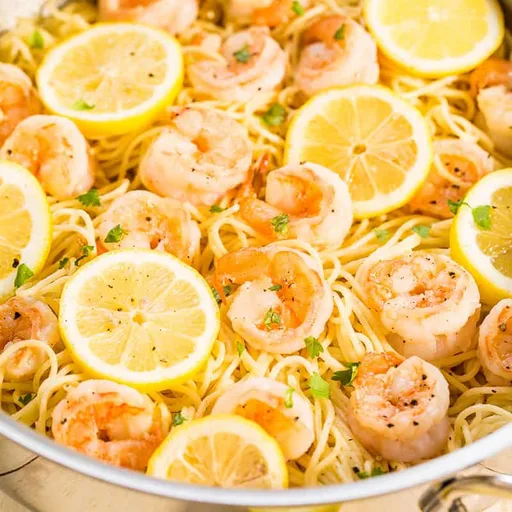 Pasta con gambas y limón