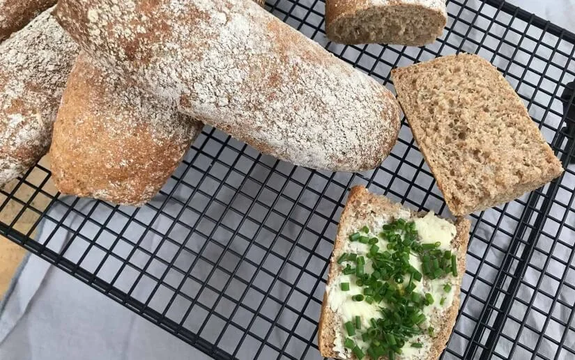 Dinkelvollkornweckerl mit Sesam & Haferflocken