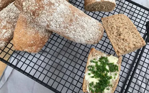 Dinkelvollkornweckerl mit Sesam & Haferflocken