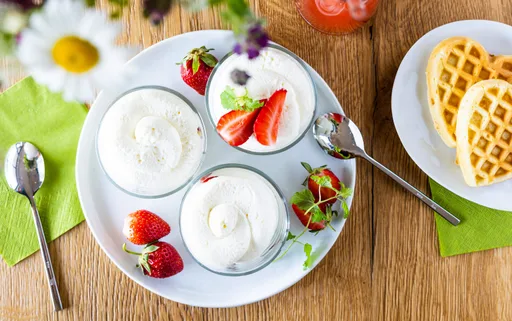 Tiramisú de fresas en vaso
