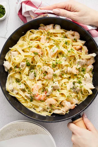 Pasta Alfredo con pollo y langostinos