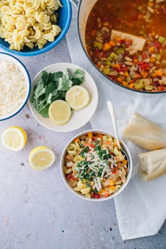 Sopa minestrone vegetariana