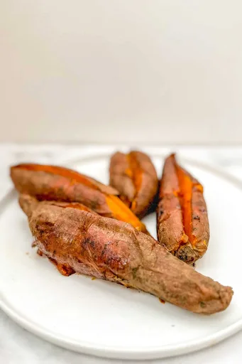Boniato al microondas con ensalada de atún