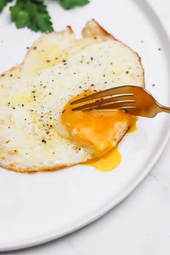 Huevos a la plancha con la yema intacta