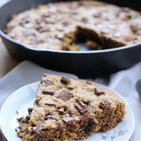 Galleta de sartén con pepitas de chocolate y crema de cacahuete