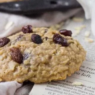Easy Oatmeal Raisin Cookies