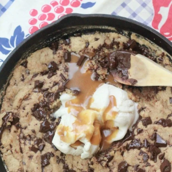 Galleta de sartén con caramelo salado