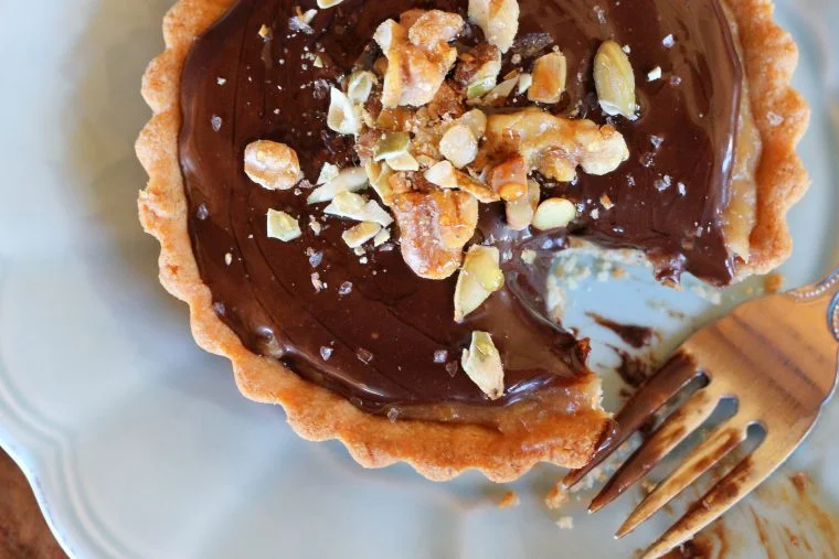 Tarta de chocolate y caramelo de dátiles (sin gluten, vegana, paleo)