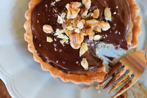 Tarta de chocolate y caramelo de dátiles (sin gluten, vegana, paleo)