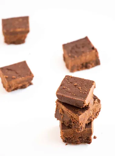 Fudge de chocolate negro con 2 ingredientes