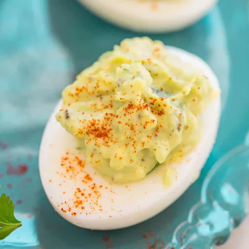 Huevos rellenos de aguacate