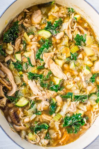Sopa de pollo y col rizada