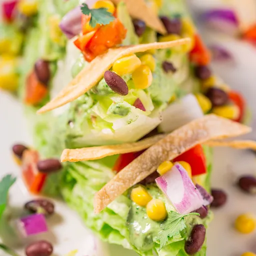 Ensalada lateral mexicana con aderezo cremoso de aguacate y cilantro