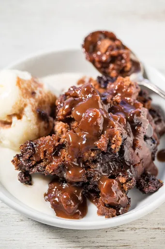 Slow Cooker Hot Fudge Chocolate Cake