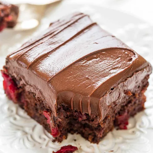 Pastel de Triple Chocolate y Cerezas