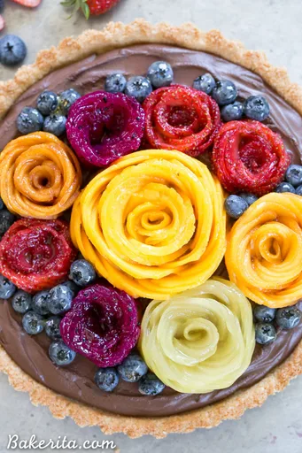 Tarta de Mousse de Chocolate con Base de Coco y Flores de Fruta Fresca (Sin Gluten, Paleo y Vegano)