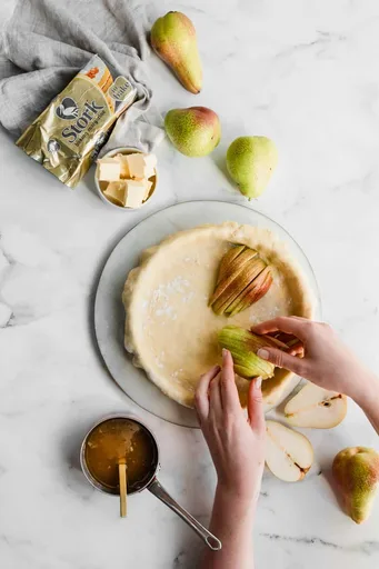 Tarta de pera y caramelo salado