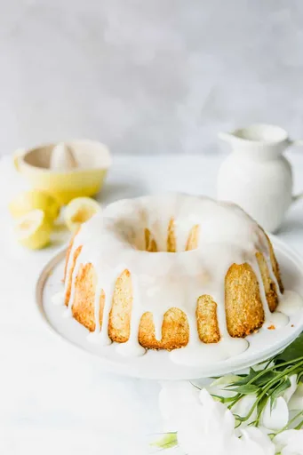 Bizcocho Bundt sencillo de limón y suero de mantequilla