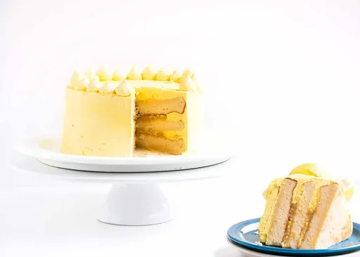 Pastel de Limón Vibrante con Crema de Mantequilla de Merengue Italiano al Limón