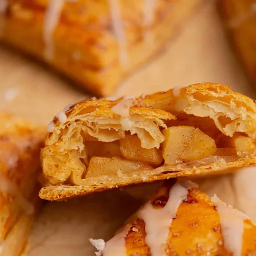 Empanadas individuales de manzana con hojaldre