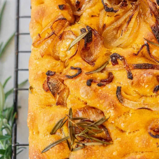 Focaccia de calabaza con cebolla caramelizada