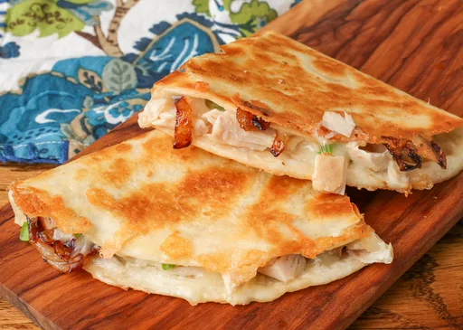 Quesadilla de pollo con cebolla caramelizada