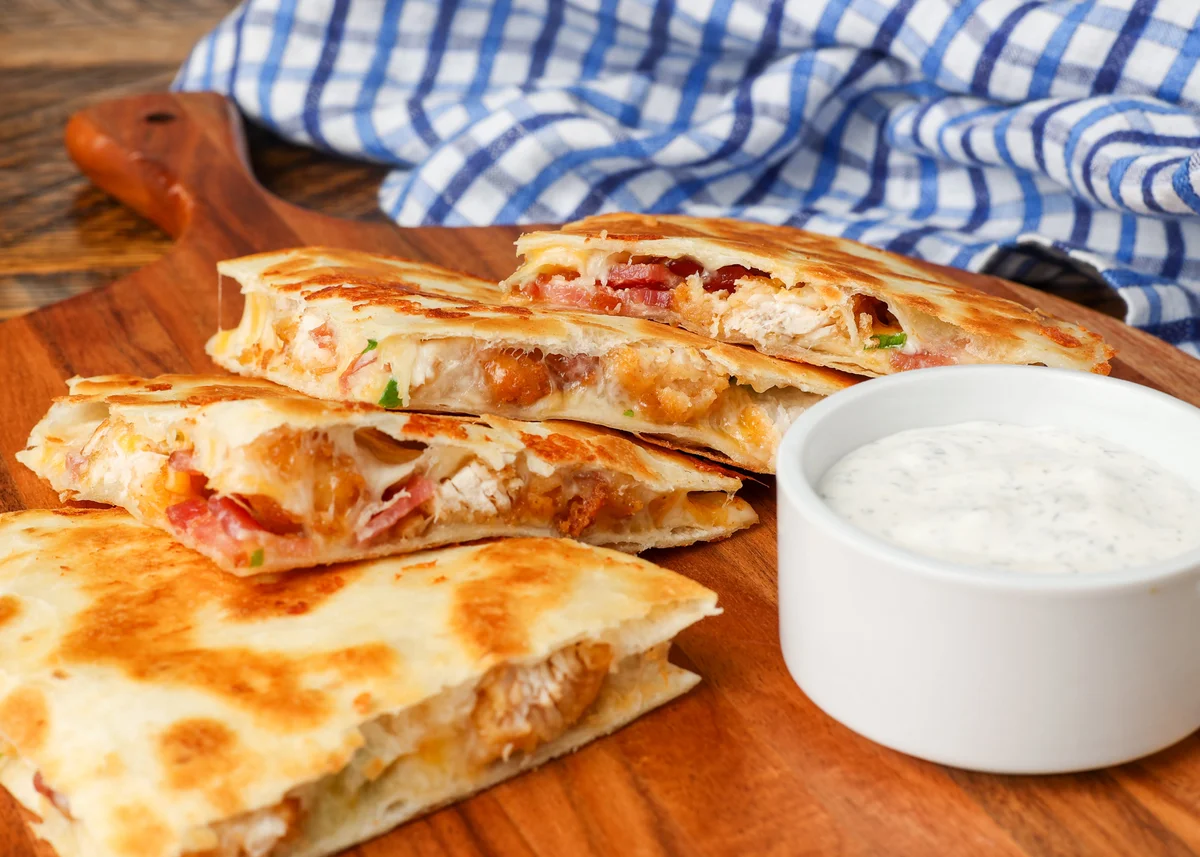 Quesadilla de pollo, bacon y rancho