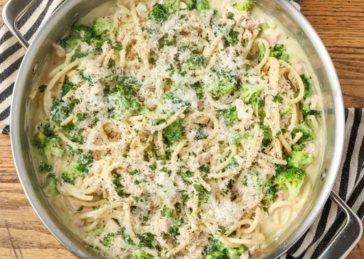Pasta cremosa con pollo y brócoli