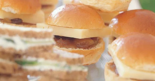 Queso cheddar y chutney en pan brioche