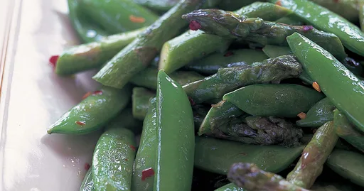 Espárragos y tirabeques salteados | Recetas