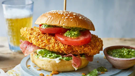 Hamburguesa crujiente de pollo en freidora de aire