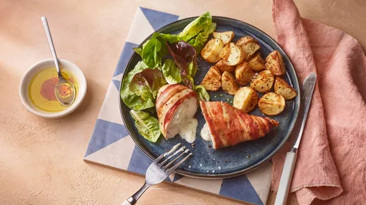 Pollo con queso y beicon en freidora de aire