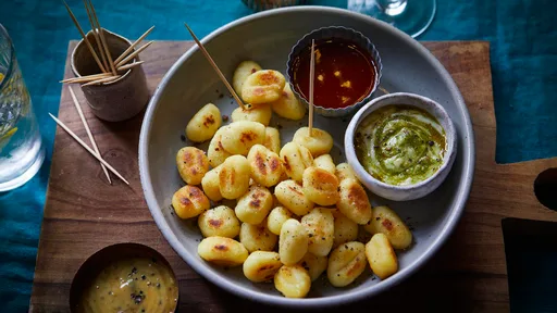 Ñoquis en freidora de aire con dip de pesto