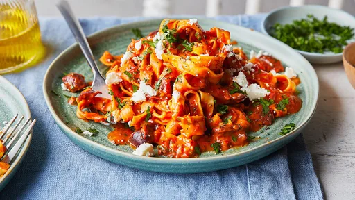 Pasta con tomates y pimientos asados en freidora de aire