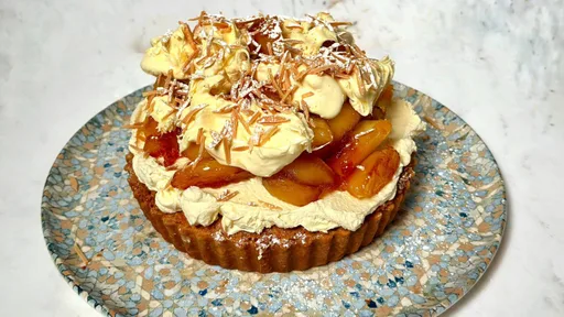 Tarta de almendras con manzanas caramelizadas