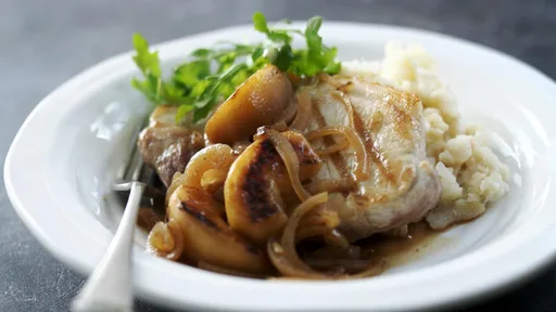 Chuletas de cerdo con puré de apionabo y salsa de manzana y cerveza