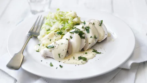Pollo en salsa cremosa de vino blanco