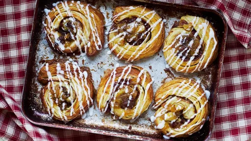 Apple, sultana and cinnamon swirls