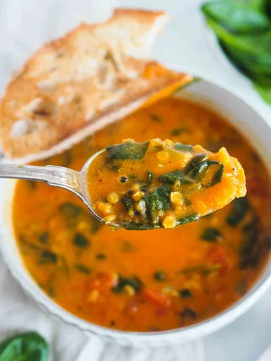 Sopa de lentejas con leche de coco y espinacas