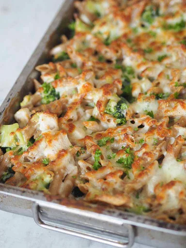 Pasta bake with Mornay sauce, chicken, broccoli and leeks